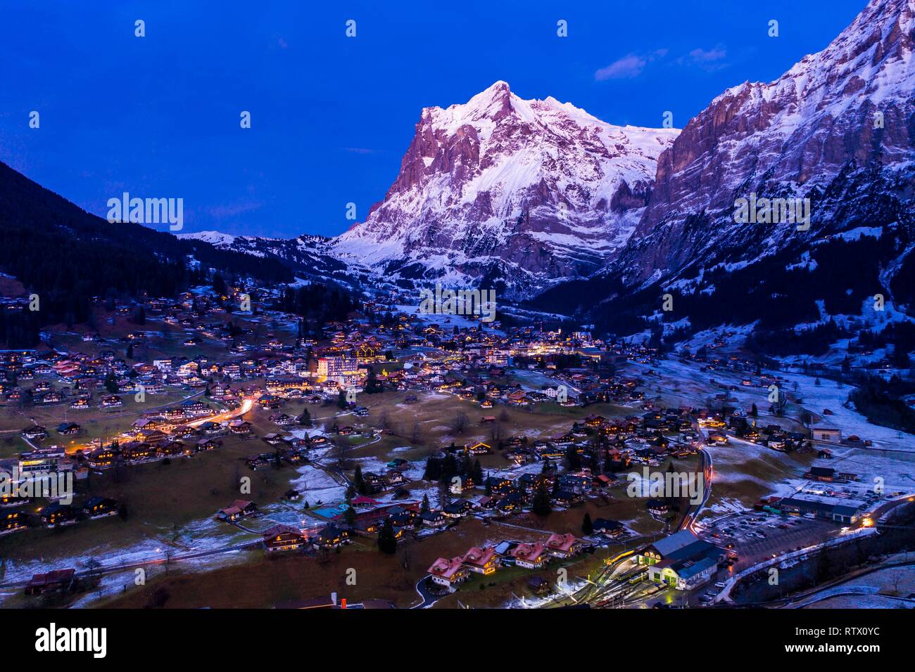 Vista Est Grindelwald al crepuscolo, Wetterhorn, Interlaken-Oberhasli, Oberland bernese, Konton Berna, Svizzera Foto Stock