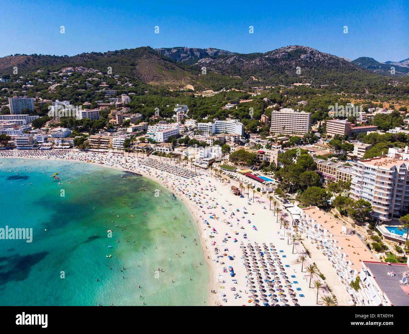 Vista aerea, vista di Peguera con alberghi e la spiaggia di sabbia, Costa de la Calma, regione Caliva, Maiorca, isole Baleari, Spagna Foto Stock