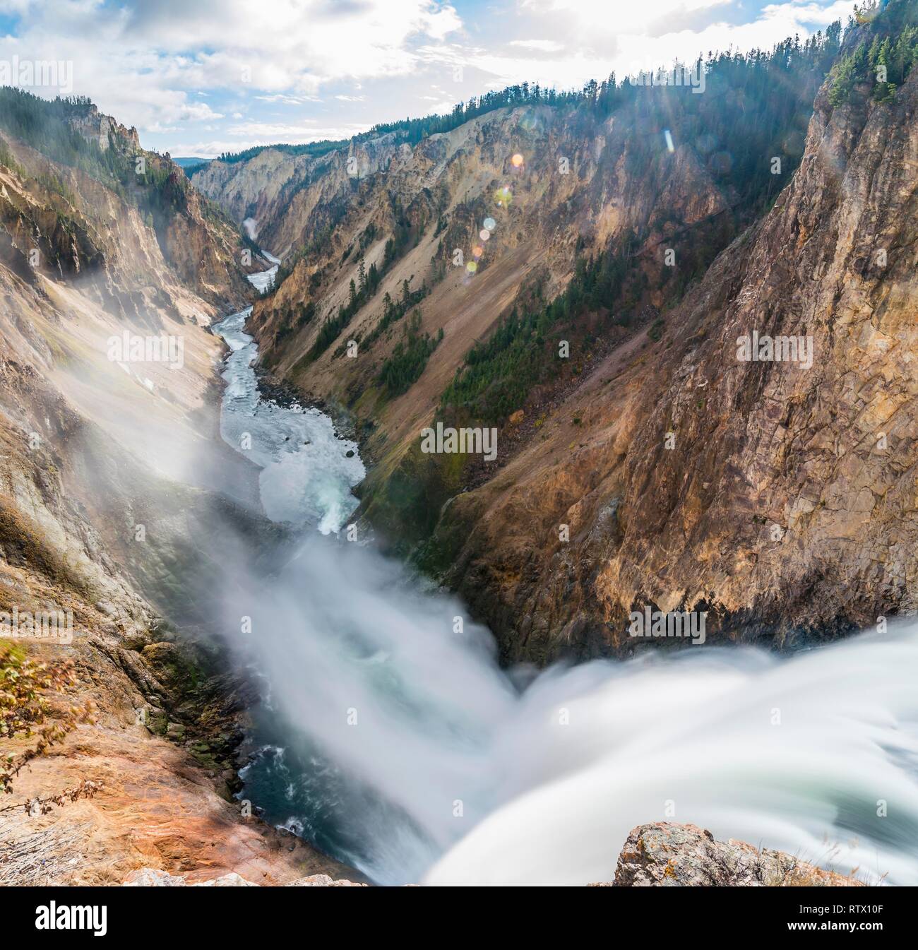 La cascata inferiore cade Yellowstone, cascata in una gola, Yellowstone River nel Grand Canyon di Yellowstone Foto Stock