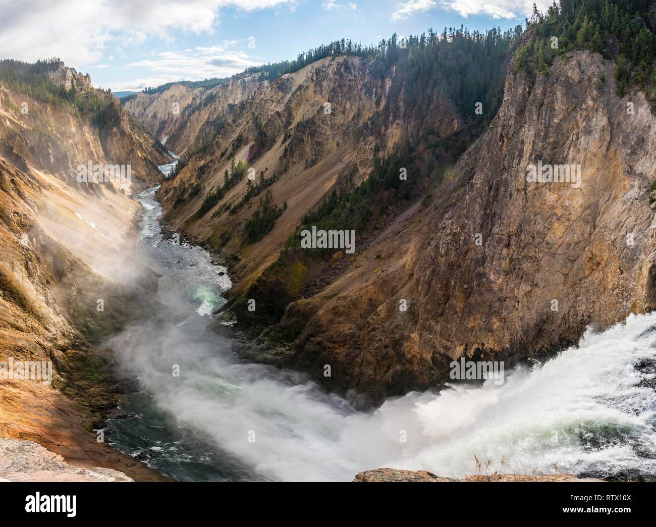 La cascata inferiore cade Yellowstone, cascata in una gola, Yellowstone River nel Grand Canyon di Yellowstone Foto Stock