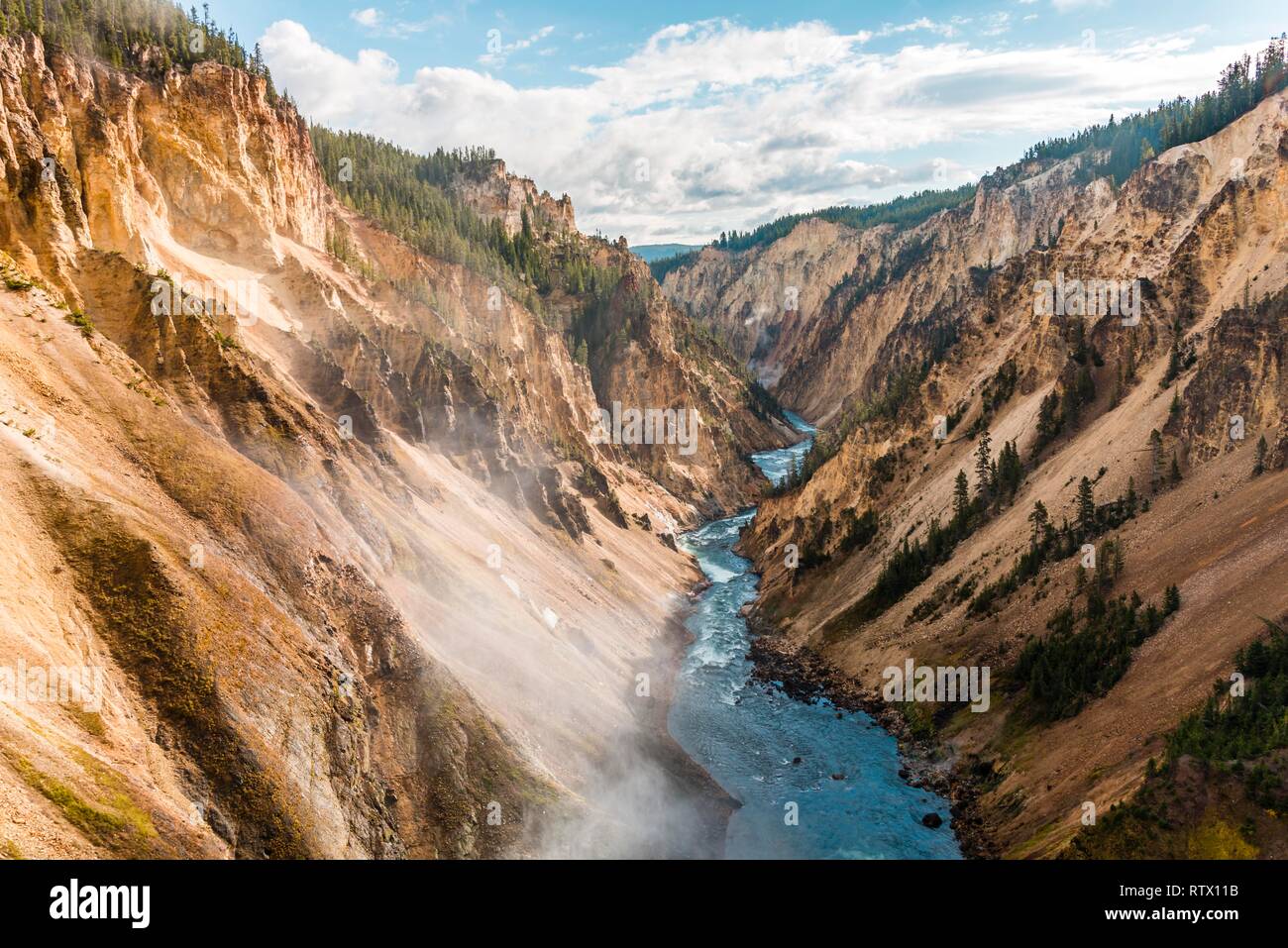 Yellowstone Fiume scorre attraverso la gola, Grand Canyon di Yellowstone, vista dal North Rim, Orlo delle cascate Inferiori Foto Stock