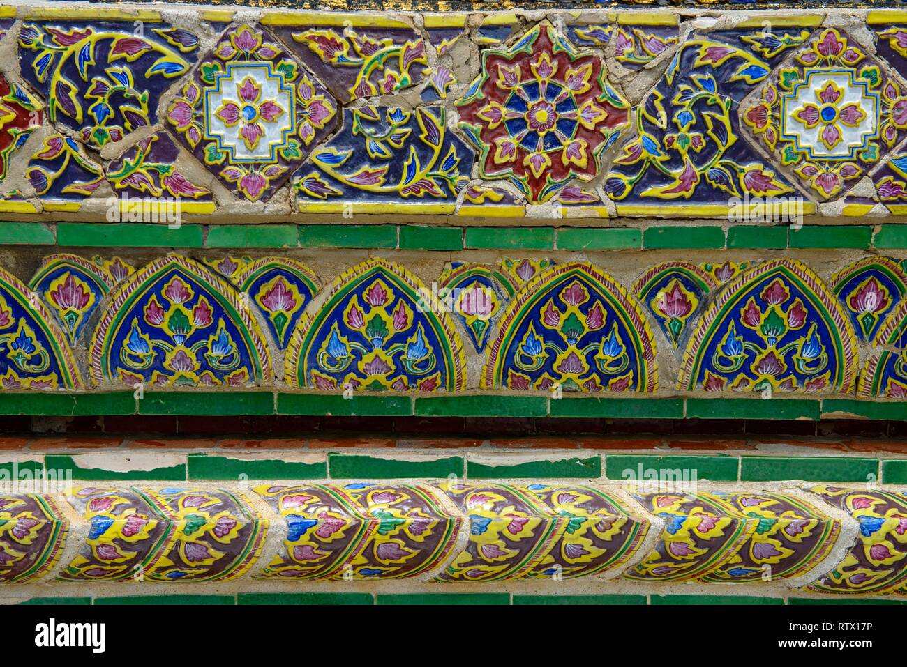 Dettaglio, colorate piastrelle di ceramica come decorazione murale, il tempio di Wat Phra Kaeo, il vecchio palazzo reale e il Tempio del Buddha di Smeraldo, Bangkok Foto Stock