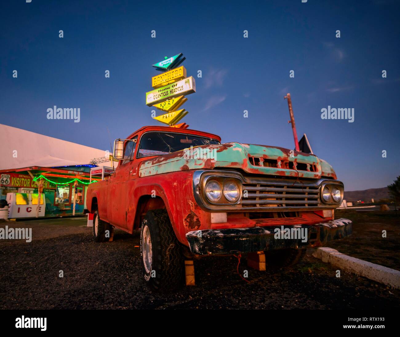 Oldtimer, carrello, la storica area di servizio e la stazione di gas, al tramonto, Antares Visitor Center, Route 66, la Storica Route 66, Antares Foto Stock