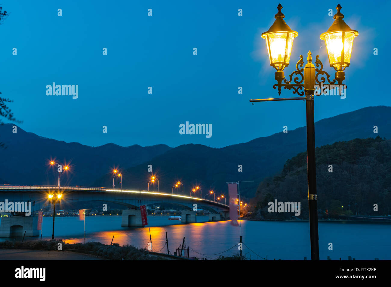 Lago Kawaguchiko Ohashi bridge di notte. Città Fujikawaguchiko, Prefettura di Yamanashi, Giappone Foto Stock