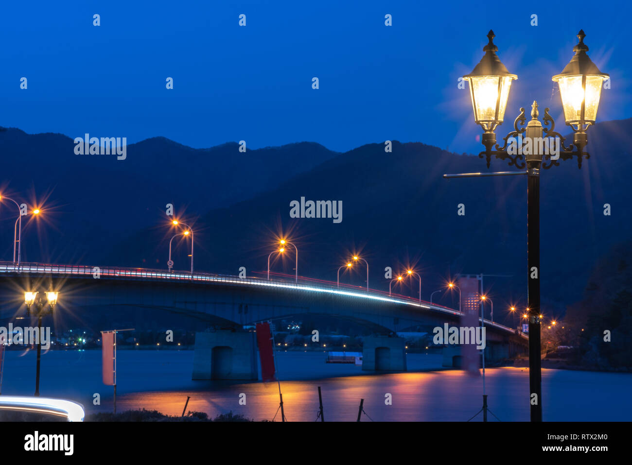 Lago Kawaguchiko Ohashi bridge di notte. Città Fujikawaguchiko, Prefettura di Yamanashi, Giappone Foto Stock