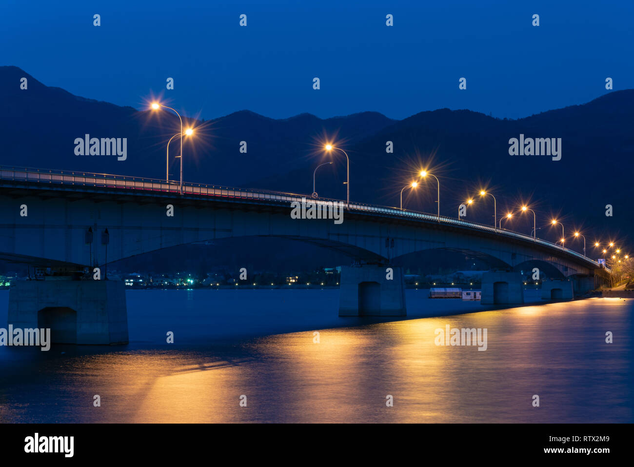 Lago Kawaguchiko Ohashi bridge di notte. Città Fujikawaguchiko, Prefettura di Yamanashi, Giappone Foto Stock