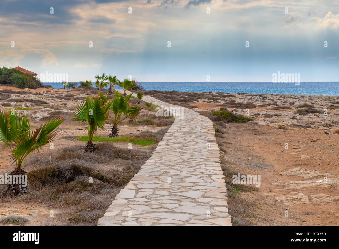 Tratto lastricato in pietra sulla costa del Mar Nero, Cipro Foto Stock
