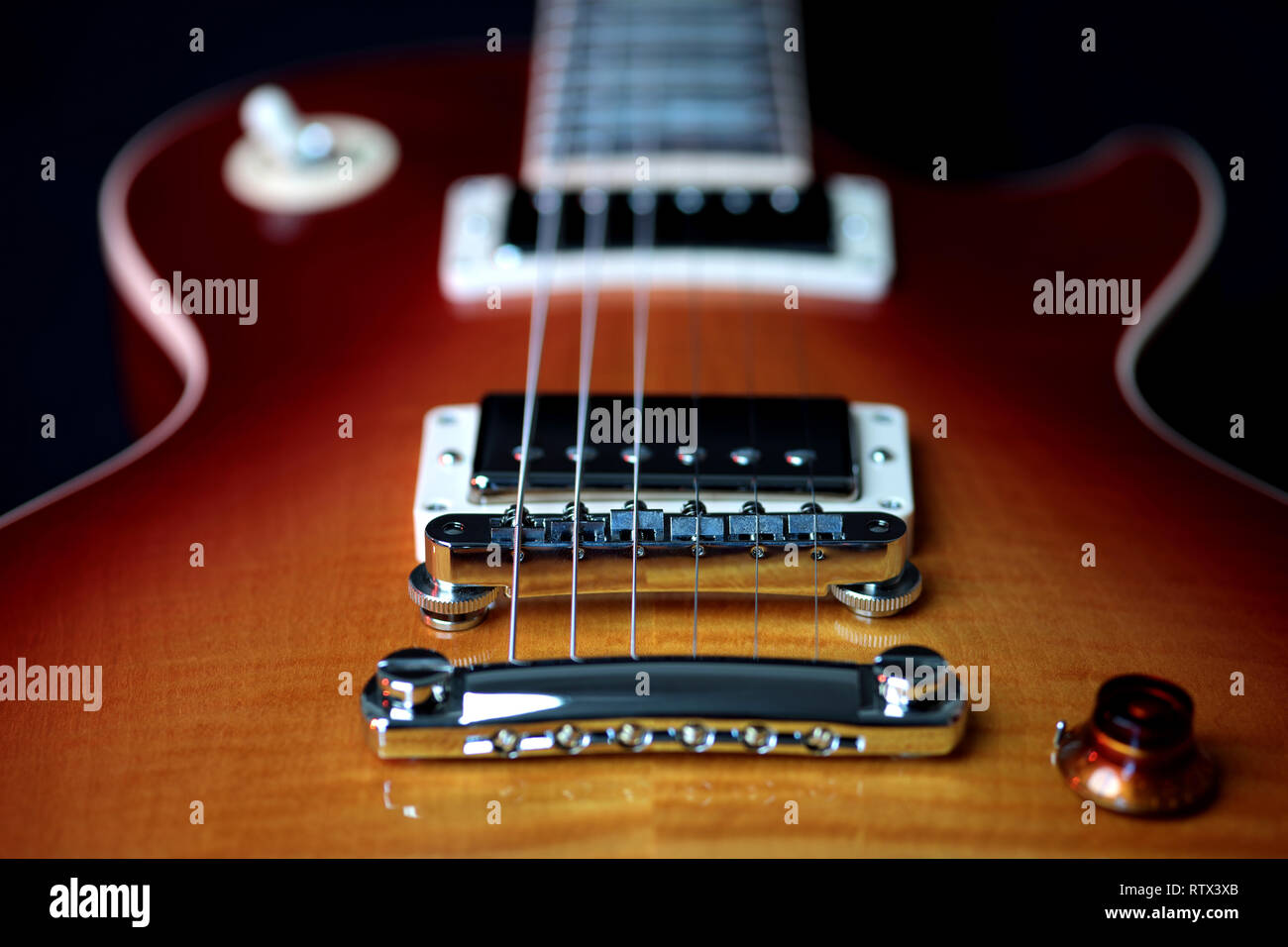 Immagine ravvicinata di una chitarra elettrica corpo, bridge pick up, cordiera e stringhe Foto Stock