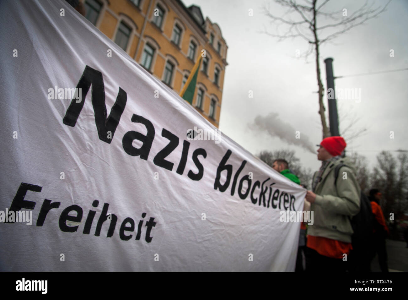 Blocco arancione contro il razzismo e contro il fascismo marzo a Chemnitz, in Sassonia, Germania. Foto Stock