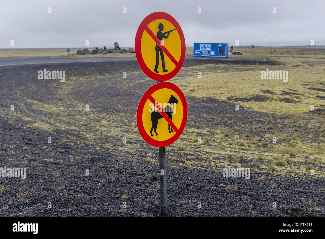 Nessun segno su un parcheggio accanto al percorso 1 vicino alla cascata di Seljalandsfoss in Islanda Foto Stock