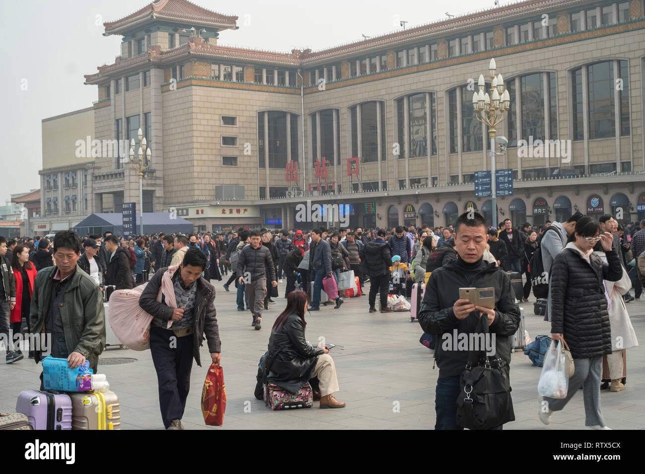 La stazione ferroviaria di Pechino. La Cina vieta 23m dall'acquisto di biglietti di viaggio come parte del 'sociale' di credito sistema 03-Mar-2019 Foto Stock