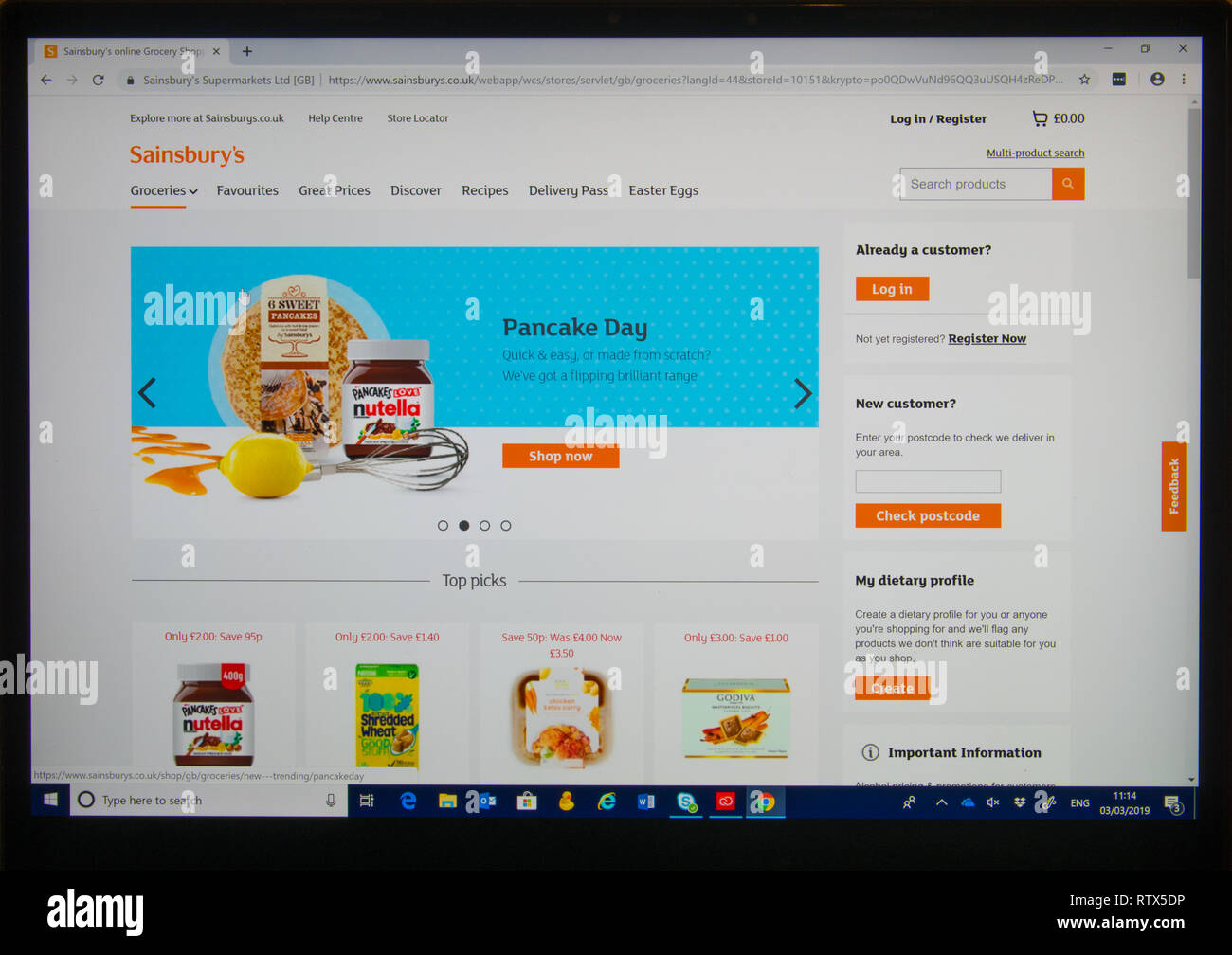 Sullo schermo del computer che mostra Sainsburies shopping on-line il sito web con una funzione di pancake day Foto Stock