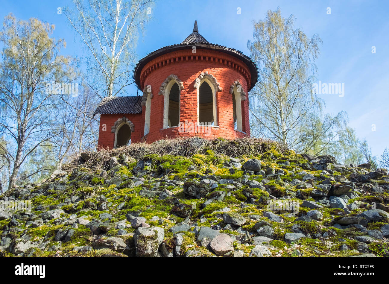 Idilliaco piccolo cottage con un bellissimo giorno di estate in Finlandia Foto Stock