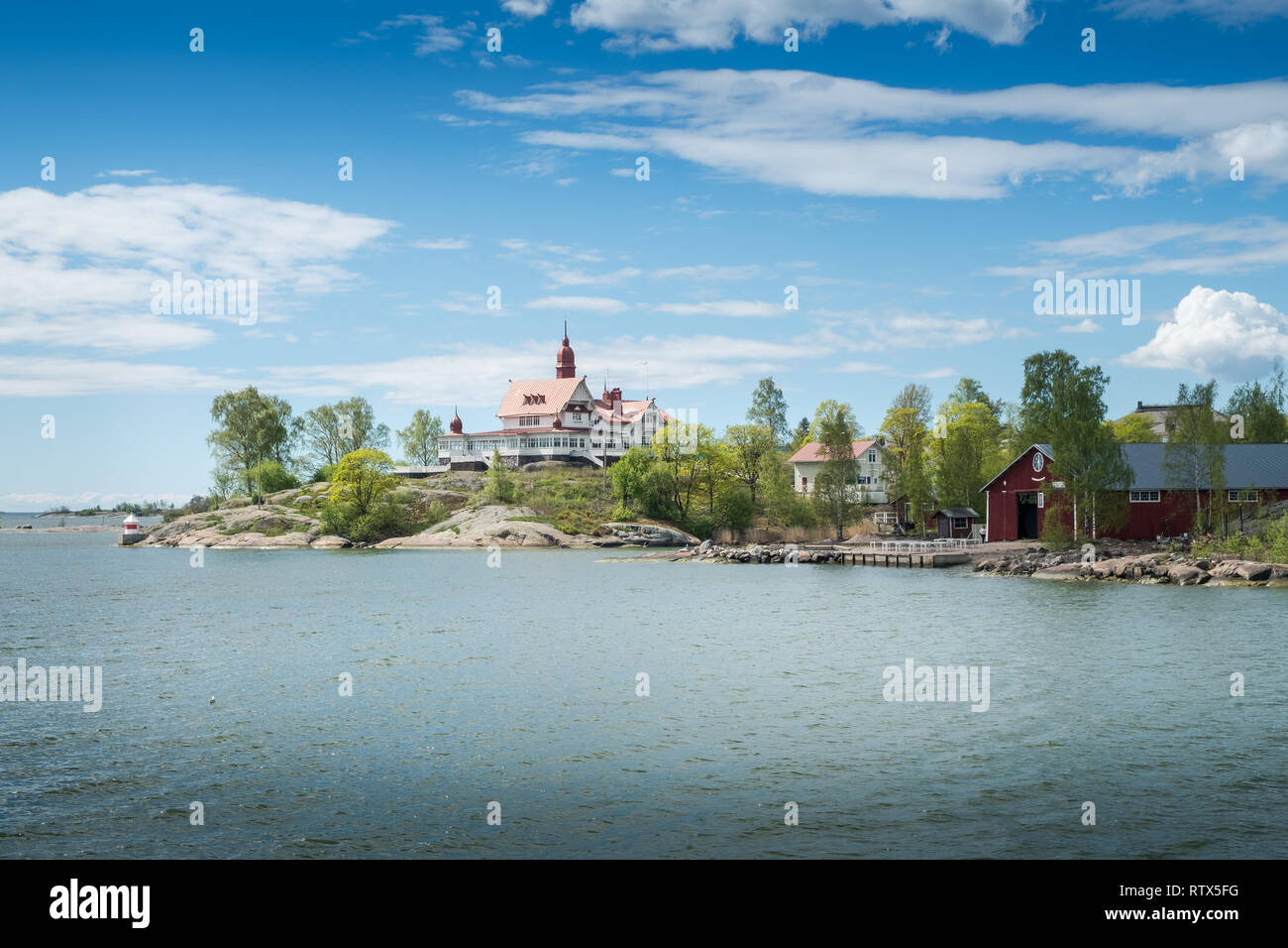 Idilliaco islnad vicino a Helsinki con soleggiata e luminosa giornata di primavera in Finlandia Foto Stock