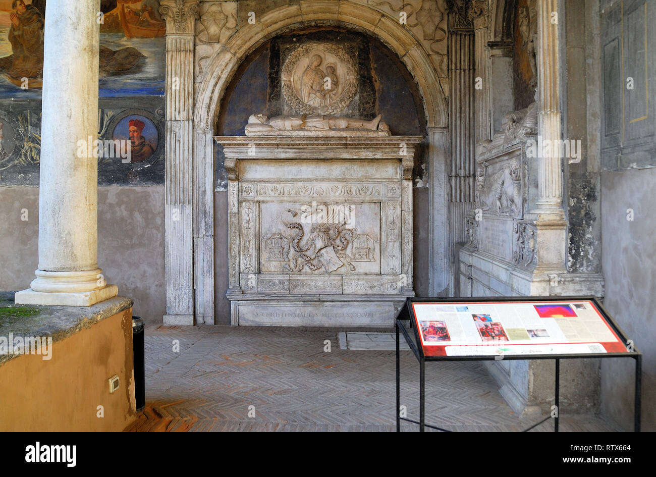 Il conte Dracula è sepolto a Napoli. La nuova teoria isc che Dracula tomba si trova nel chiostro della chiesa di Santa Maria la Nova nel centro storico di Napoli. Foto Stock