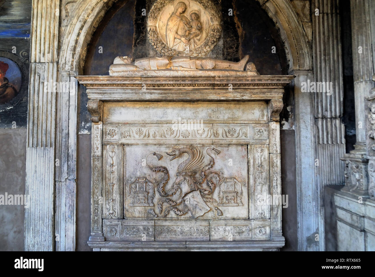 Il conte Dracula è sepolto a Napoli. La nuova teoria isc che Dracula tomba si trova nel chiostro della chiesa di Santa Maria la Nova nel centro storico di Napoli. Foto Stock