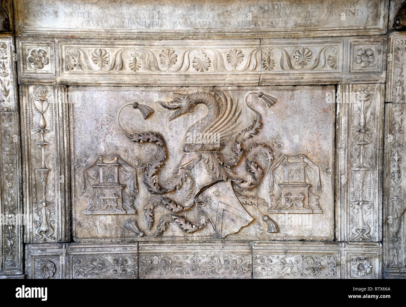 Il conte Dracula è sepolto a Napoli. La nuova teoria isc che Dracula tomba si trova nel chiostro della chiesa di Santa Maria la Nova nel centro storico di Napoli. Foto Stock