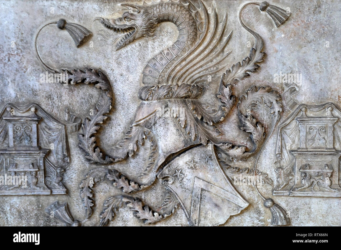 Il conte Dracula è sepolto a Napoli. La nuova teoria isc che Dracula tomba si trova nel chiostro della chiesa di Santa Maria la Nova nel centro storico di Napoli. Foto Stock