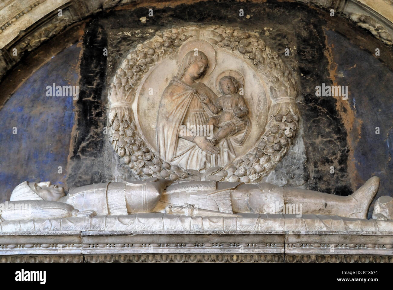 Il conte Dracula è sepolto a Napoli. La nuova teoria isc che Dracula tomba si trova nel chiostro della chiesa di Santa Maria la Nova nel centro storico di Napoli. Foto Stock