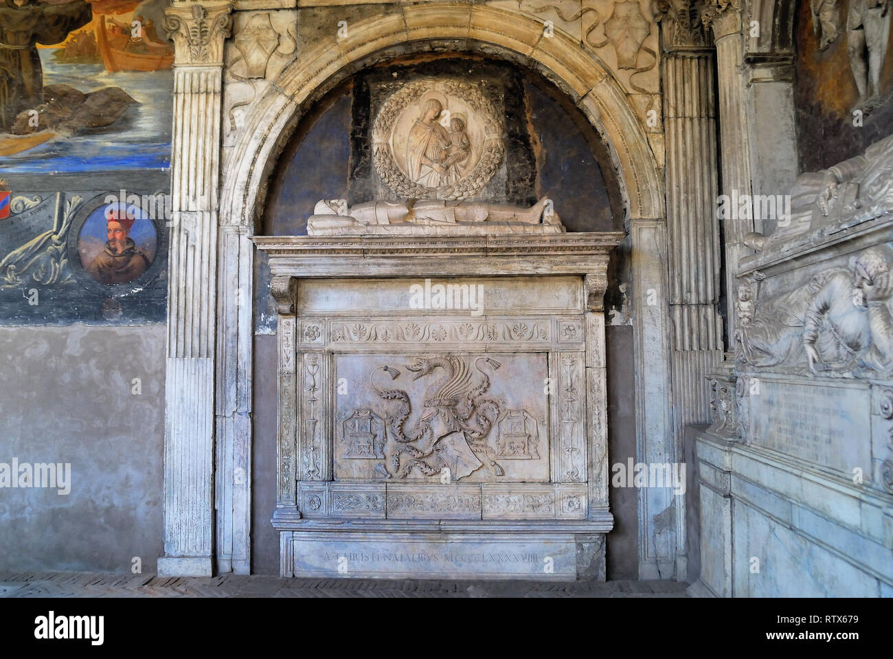 Il conte Dracula è sepolto a Napoli. La nuova teoria isc che Dracula tomba si trova nel chiostro della chiesa di Santa Maria la Nova nel centro storico di Napoli. Foto Stock