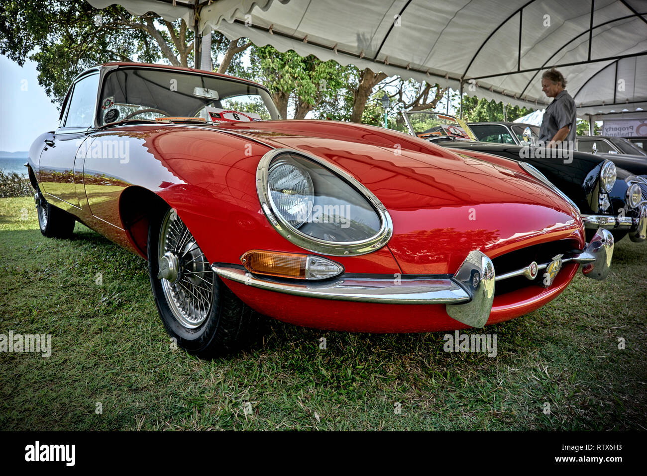Jaguar E-Type 1968 4.2 auto classica in rosso. Foto Stock