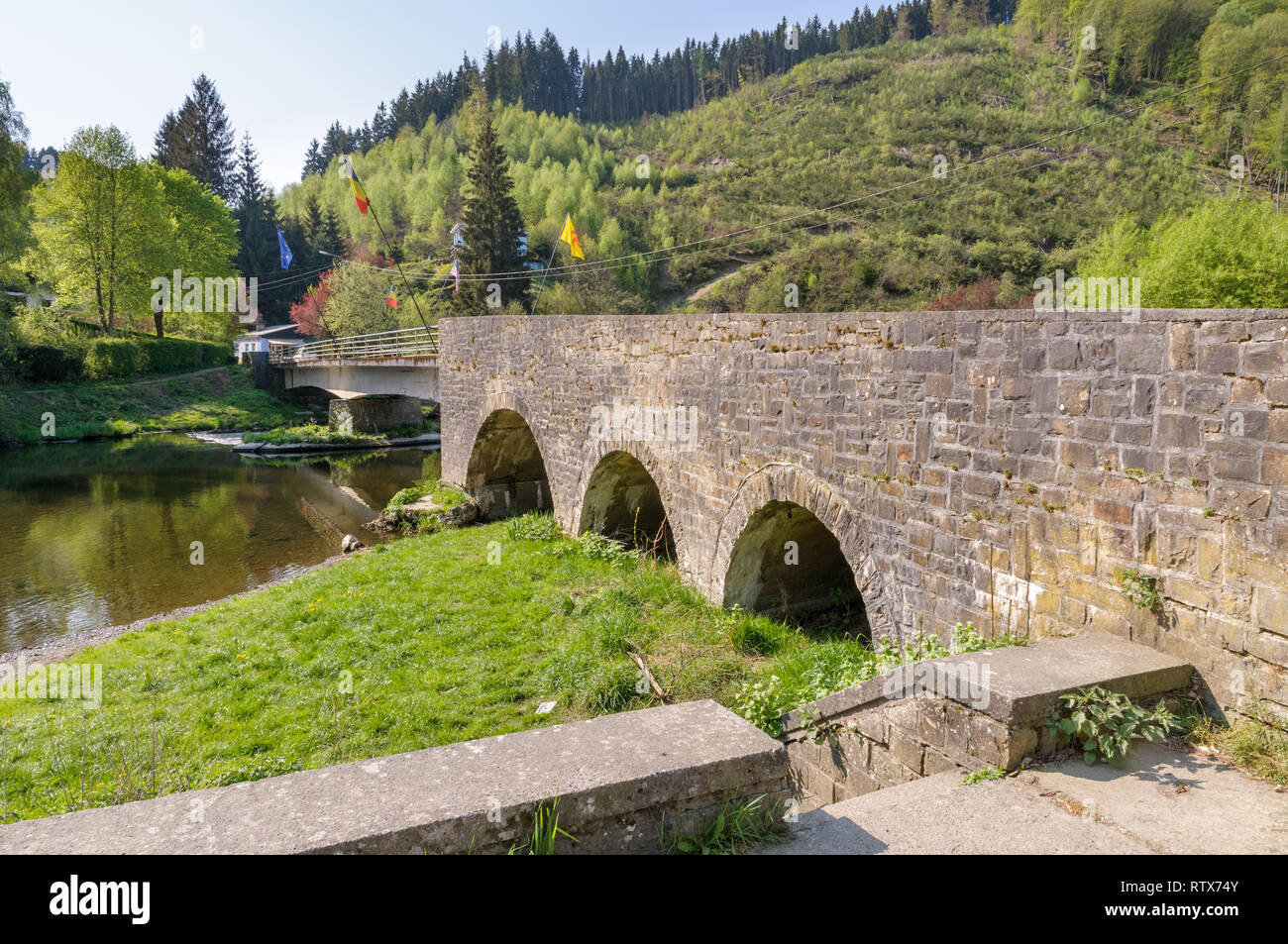 Lo storico ponte sopra il fiume Ourthe nel villaggio Maboge vicino a La Roche-en-Ardenne in Belgio. Si tratta di una giornata di sole durante la primavera. Foto Stock