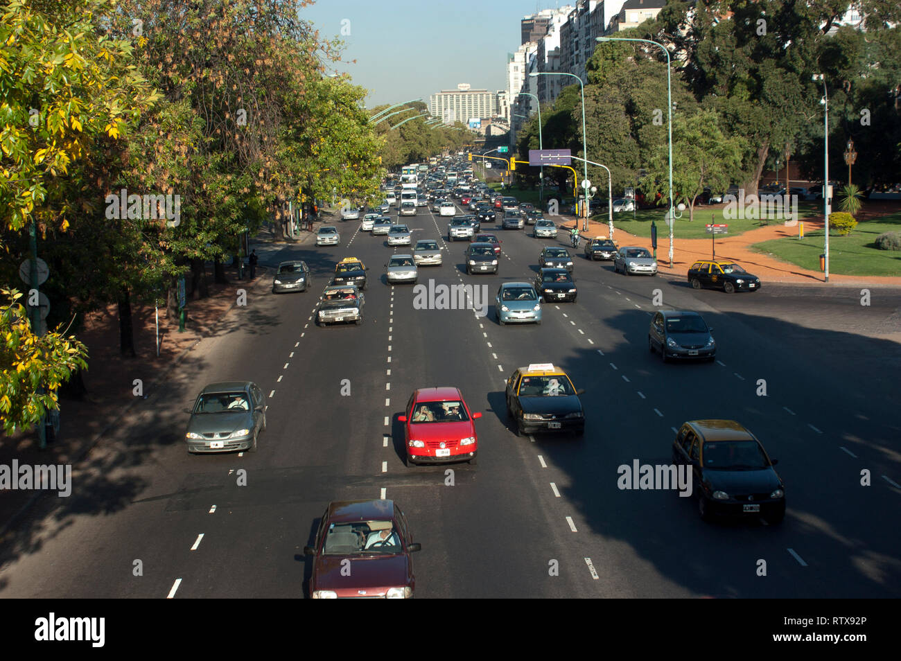 Auto e il traffico a Figueroa Alcorta Avenue, Buenos Aires, Argentina Foto Stock