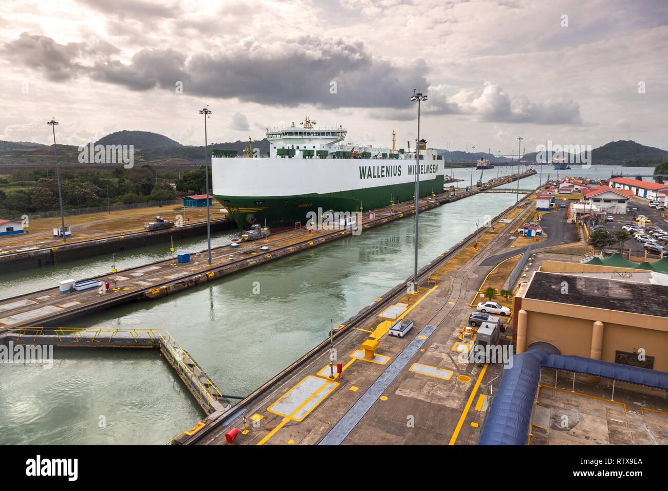 Grande nave da carico transatlantica in coda che attraversa l'Atlantico verso l'Oceano Pacifico, entrando nel Canale di Panama di Miraflores Locks Foto Stock