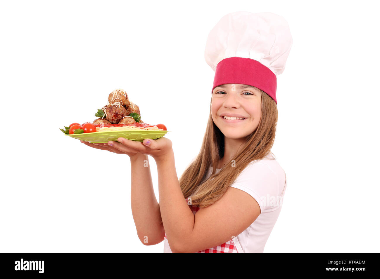 Happy girl cucinare con gli spaghetti e polpette di carne su piastra Foto Stock