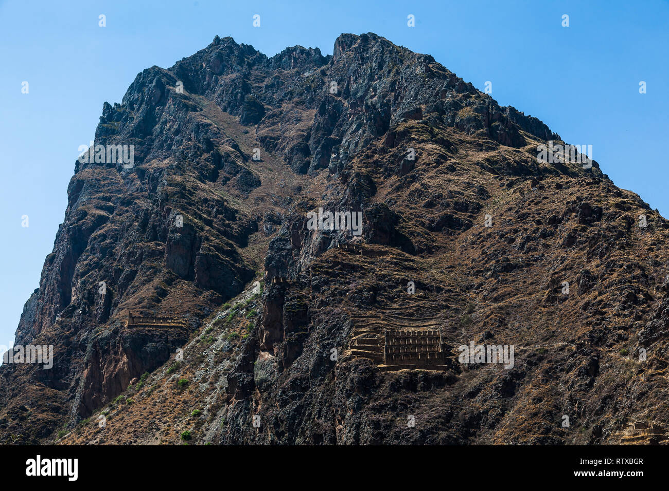 Costruzioni Inca nelle aspre vette di Ollantaytambo Foto Stock