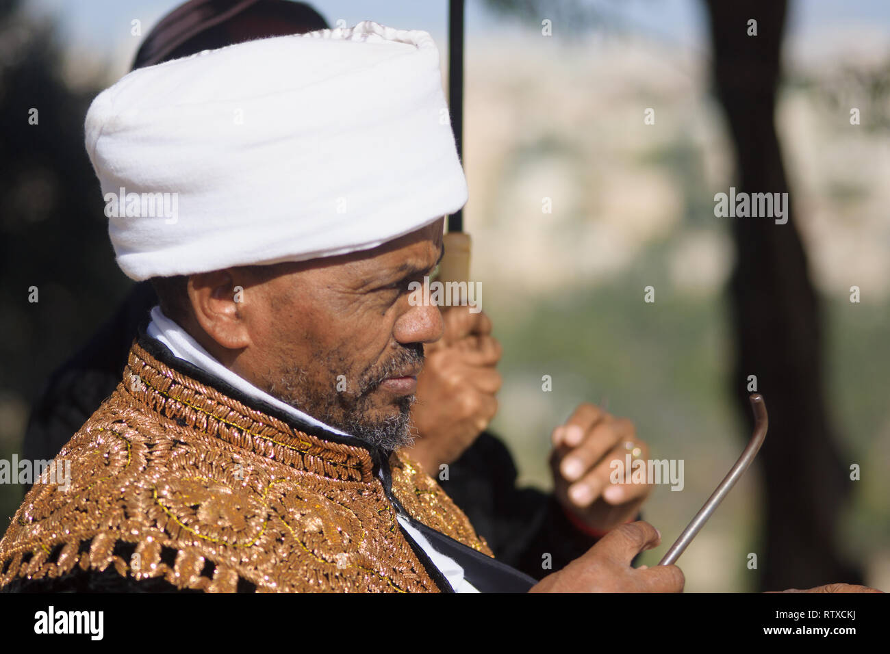 Gerusalemme - Nov 20, 2014: Ritratto di una Kes, leader religiosi degli ebrei etiopi, arrivando al Sigd prega, a Gerusalemme, Israele. Il Sigd è un Foto Stock