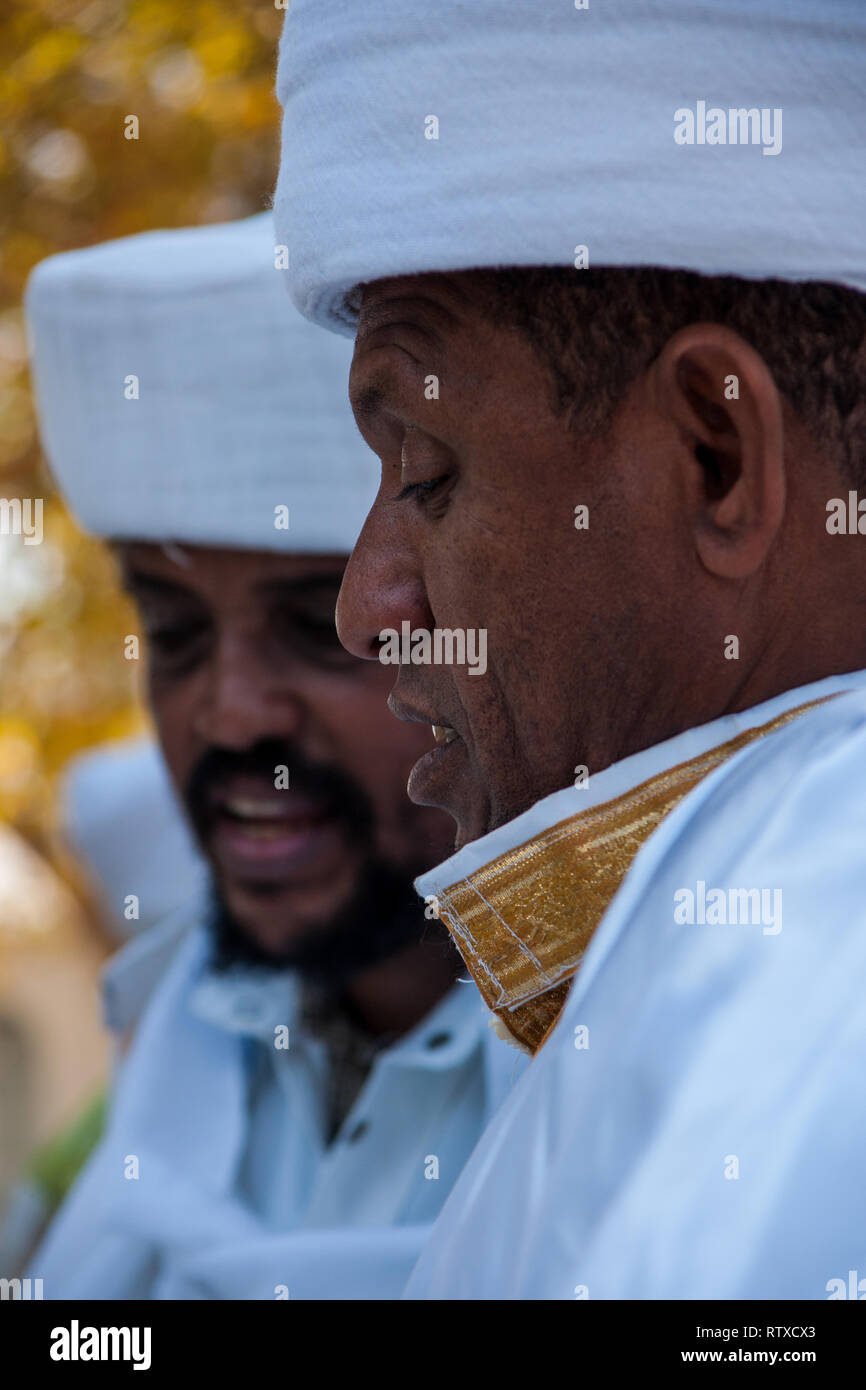 Gerusalemme - Ott 31, 2013: Kessim, dei leader religiosi ebrei etiopi, prepararsi per la Sigd prega in Gerusalemme, Israele. Il Sigd è un annuale holi Foto Stock