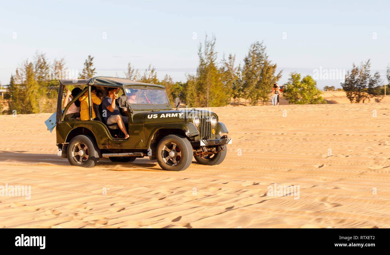 MUI NE, VIETNAM - 17 febbraio 2018: turisti gara su giallo dune di sabbia di Mui Ne, Vietnam Foto Stock