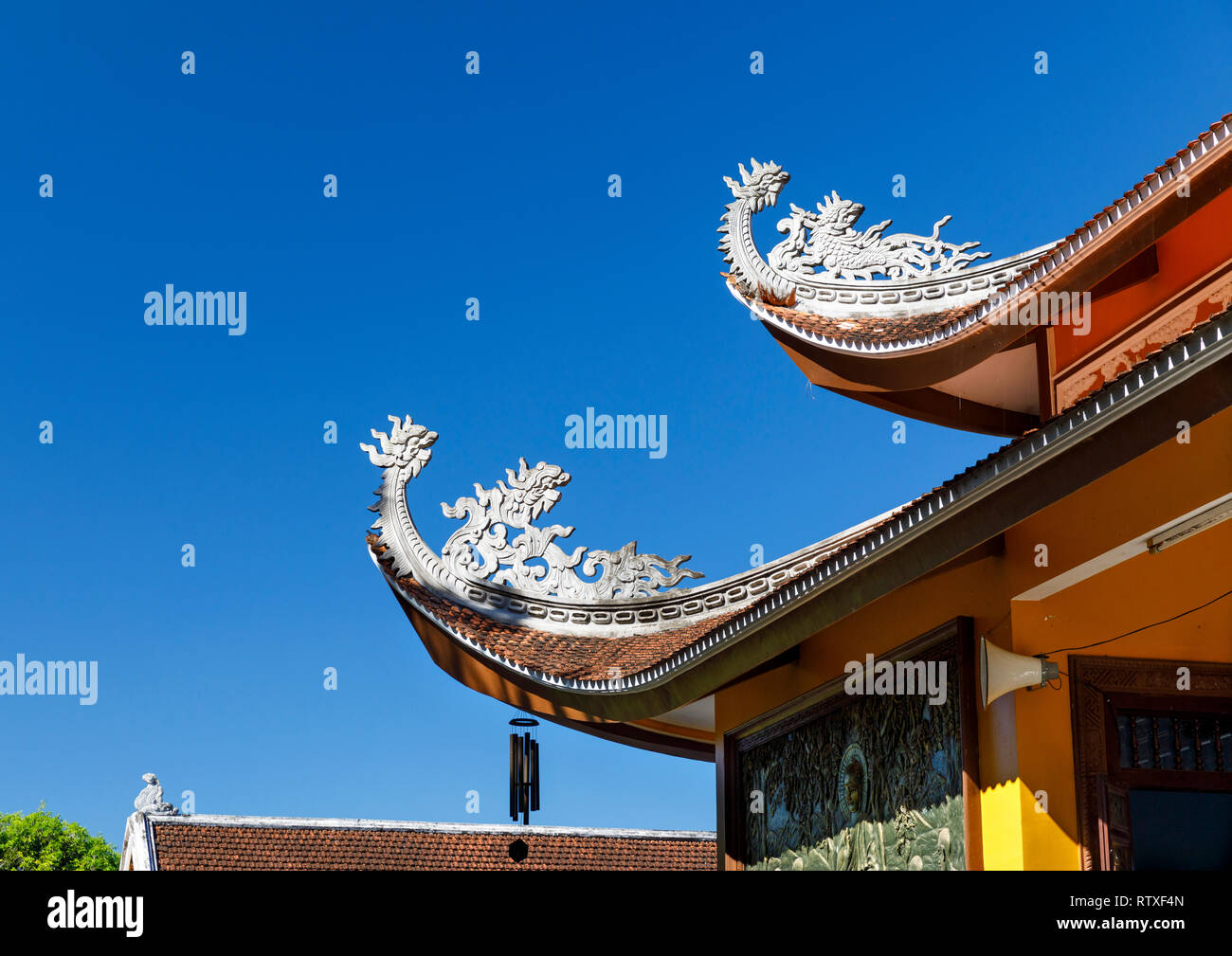 Diga BRI, VIETNAM - 19 febbraio 2018: Dettagli del tetto desinenze di Tu Vien Bat Nha tempio buddista in Dam bri, Vietnam Foto Stock