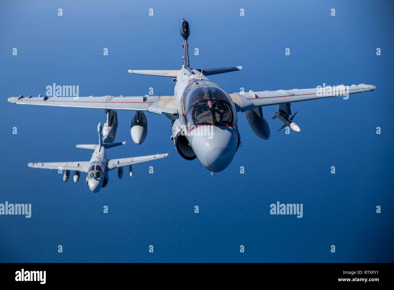 Due Stati Uniti Marine Corps EA-6B Prowler assegnato alle Marine Tactical Electronic Warfare Squadron (VMAQ) 2, volare al largo della costa della Carolina del Nord, Feb 28, 2019. VMAQ-2 sta conducendo il suo ultimo volo prima della loro disattivazione il 8 marzo 2019. VMAQ-2 è una unità subordinate alle Marine Aircraft Group 14, 2° velivolo marino ala. (U.S. Marine Corps photo by Lance Cpl. Liam D. Higgins) Foto Stock