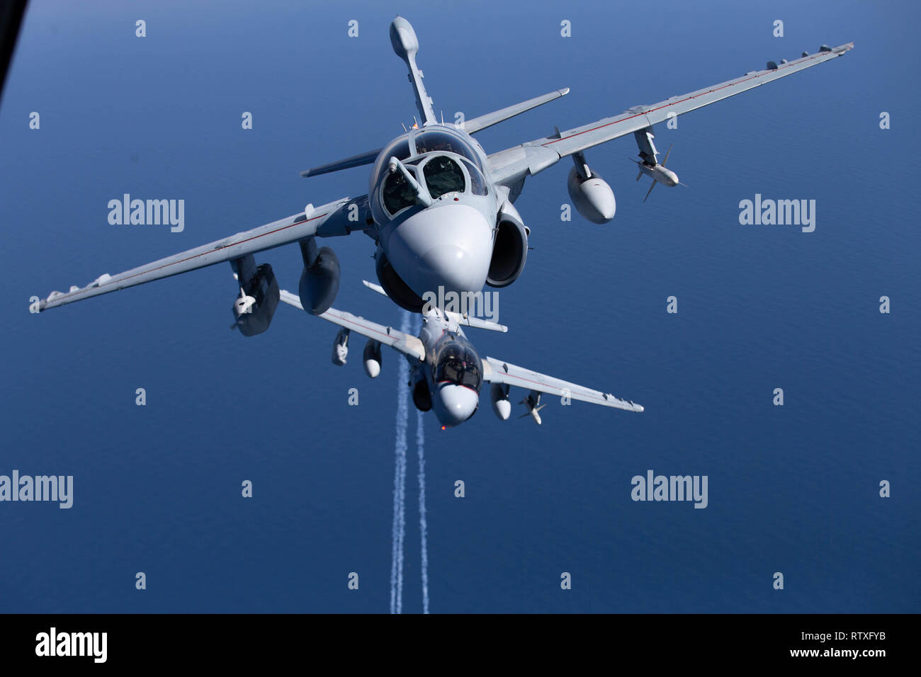 Due Stati Uniti Marine Corps EA-6B Prowler assegnato alle Marine Tactical Electronic Warfare Squadron (VMAQ) 2, volare al largo della costa della Carolina del Nord, Feb 28, 2019. VMAQ-2 sta conducendo il suo ultimo volo prima della loro disattivazione il 8 marzo 2019. VMAQ-2 è una unità subordinate alle Marine Aircraft Group 14, 2° velivolo marino ala. (U.S. Marine Corps photo by Lance Cpl. Liam D. Higgins) Foto Stock