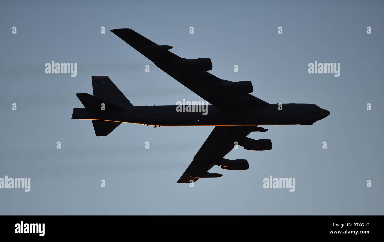 A B Stratofortress assegnato al ventitreesimo bomba Expeditionary Squadron, Andersen Air Force Base, Guam, mosche i cieli al 2019 Australian International aerospaziale e difesa esposizione e Airshow AVALON (2019) a Geelong, Victoria, Australia, 1 marzo 2019. Il B-52 è un long-range, bombardiere pesante che è in grado di eseguire una varietà di missioni ed è in grado di volare ad alta velocità subsoniche ad altitudini fino a 50.000 piedi. (U.S. Air Force photo by Staff Sgt. Sergio A. Gamboa) Foto Stock