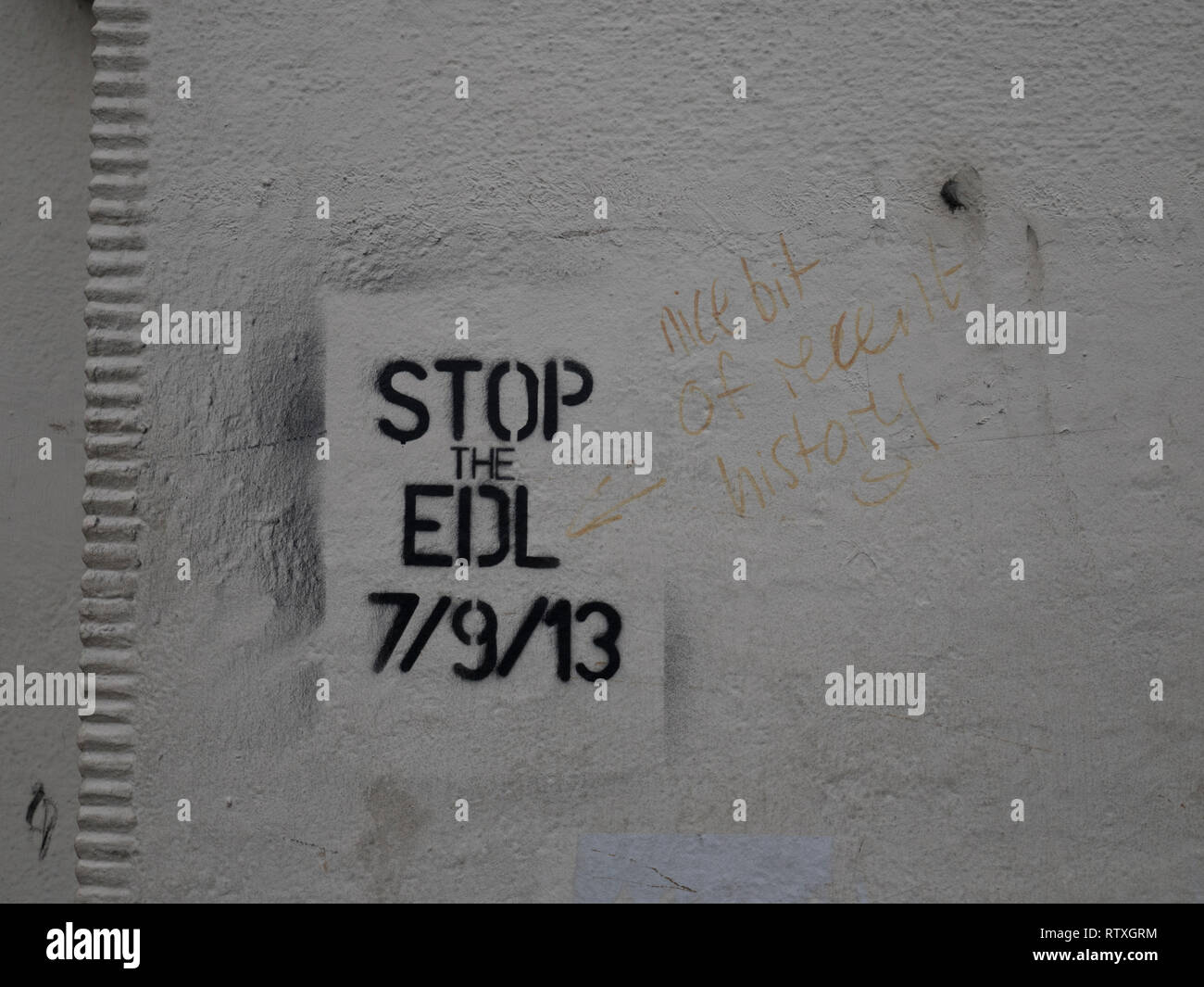 Arrestare l'EDL graffiti su un muro in Aldgate, vicino a Whitechapel nell'East End di Londra facendo riferimento a un controverso marzo da EDL nel settembre 2013 Foto Stock
