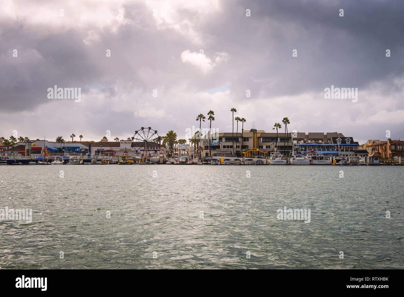 Il parco di divertimenti situato sulla penisola di Balboa visto dal Newport Bay Foto Stock