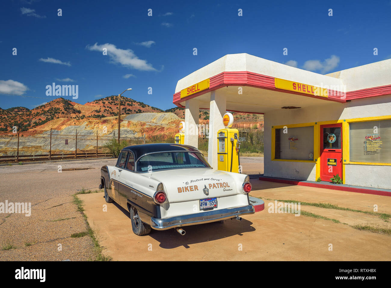 Storica stazione di rifornimento Shell nella miniera abbandonata città di Lowell, Arizona Foto Stock
