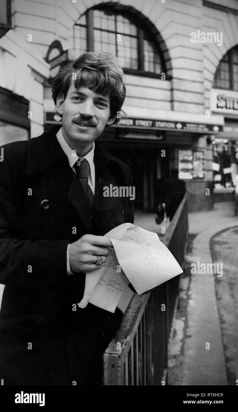 David Duke ex Grand Wizard del razzista Ku Klux Klan ( KKK ) con la sua deportazione lettera a Londra 1980?? David Ernest Duca (nato il 1 luglio 1950) è un prominente American razzista, supremazia bianca, bianco uomo politico nazionalista, bianco, separatista antisemitic teorico della cospirazione, Olocausto denari, condannati felon e ex Grand Wizard del Ku Klux Klan. Un ex repubblicano dello Stato della Louisiana rappresentante, il duca è stato un candidato alle elezioni presidenziali democratiche primarie nel 1988 e il repubblicano primarie presidenziali nel 1992. Il duca anche corse invano per la Louisiana Senato dello Stato, l'unità Foto Stock