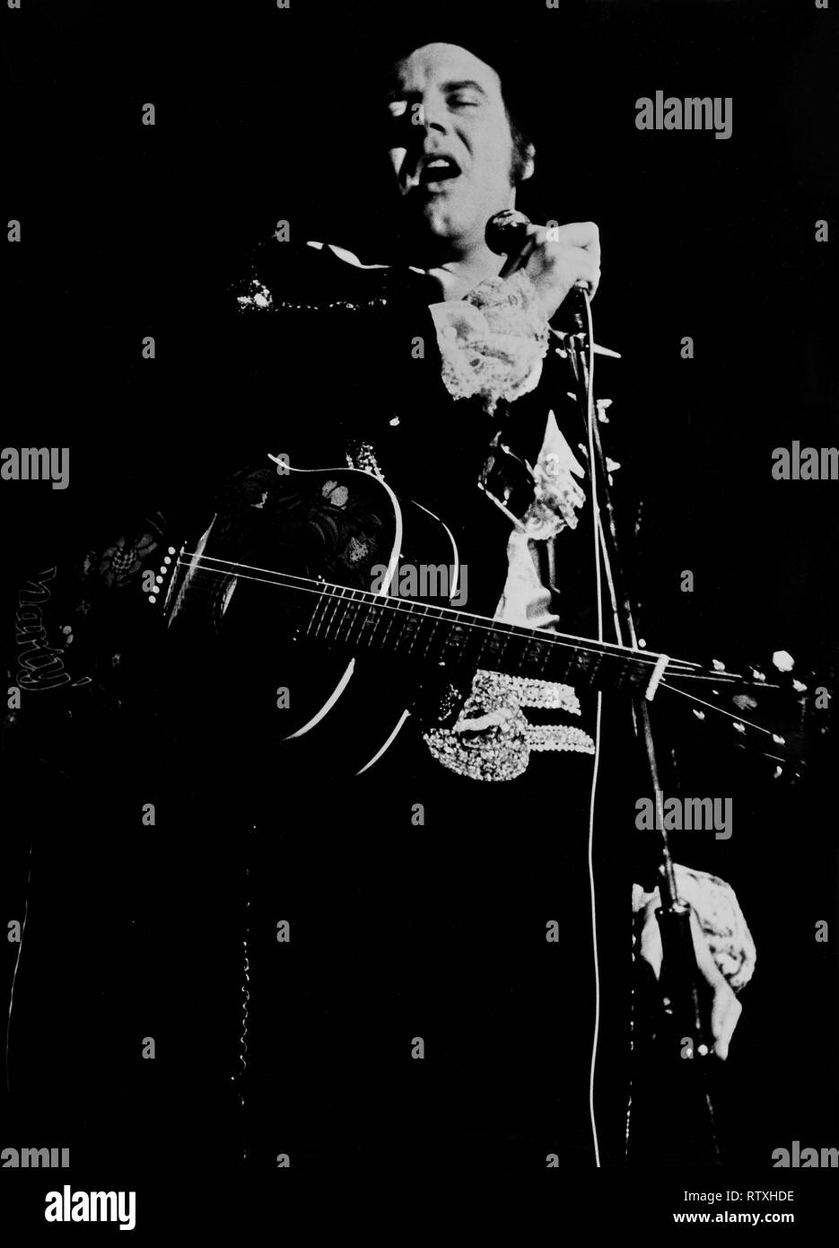 Marty Wilde canto presso la taverna del circo, Grays Essex, Inghilterra in circa 1974 Marty Wilde, MBE (nato Reginald Leonard Smith; 15 aprile 1939) è un cantante inglese e cantautore. Egli è stato tra la prima generazione di british pop star per emulare American rock and roll, ed è il padre di cantanti pop Ricky, Kim e Roxanne Wilde. Foto Stock