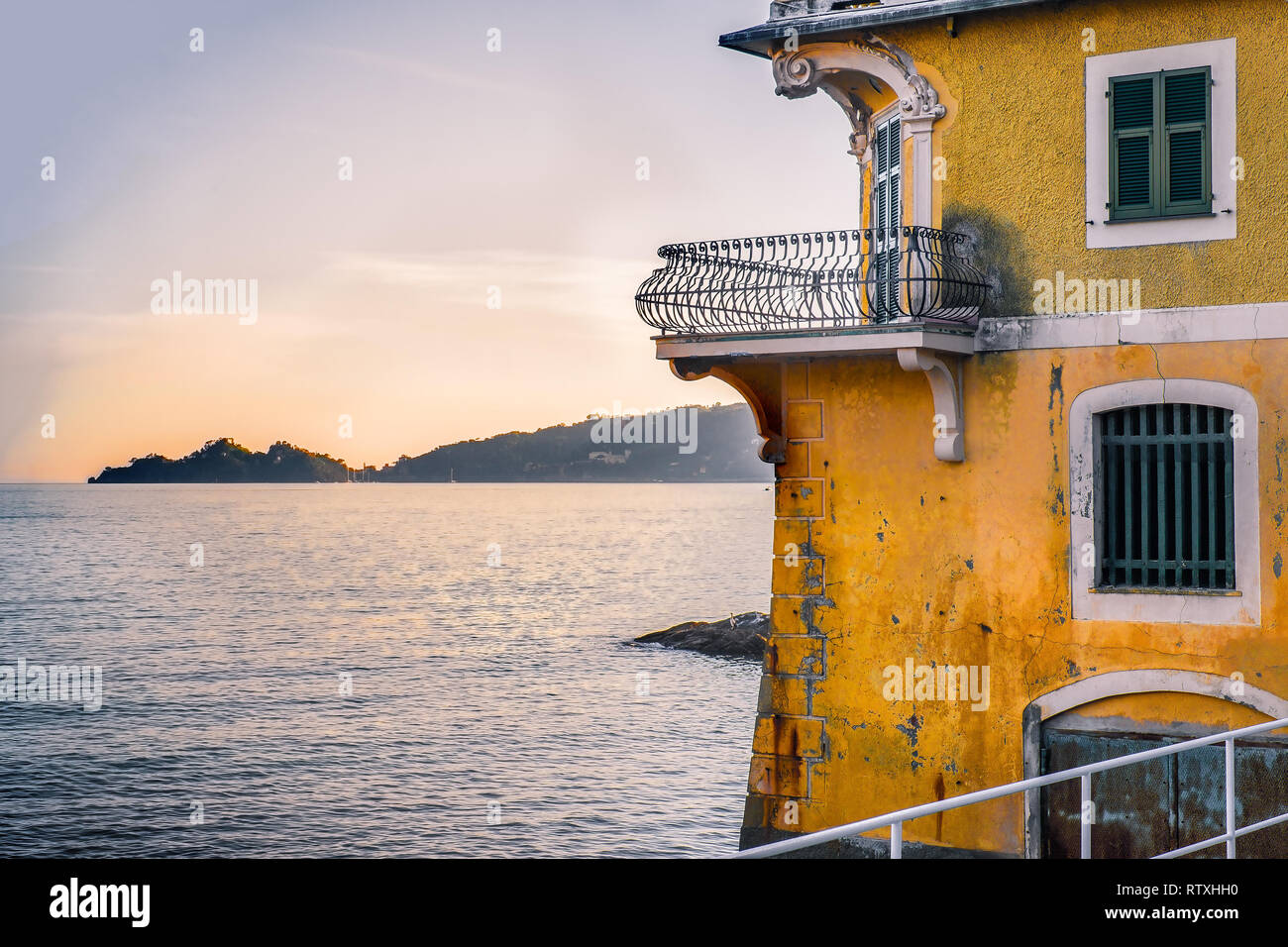 Terrace overlooking the sea immagini e fotografie stock ad alta risoluzione  - Alamy