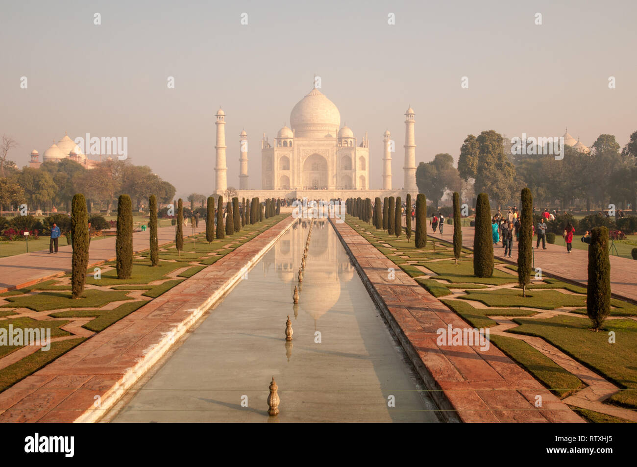 Taj Mahal di Agra, India. Si tratta di una tomba di imperatore Mughal Shah Jahans moglie Mumtaz Mahal. Foto Stock