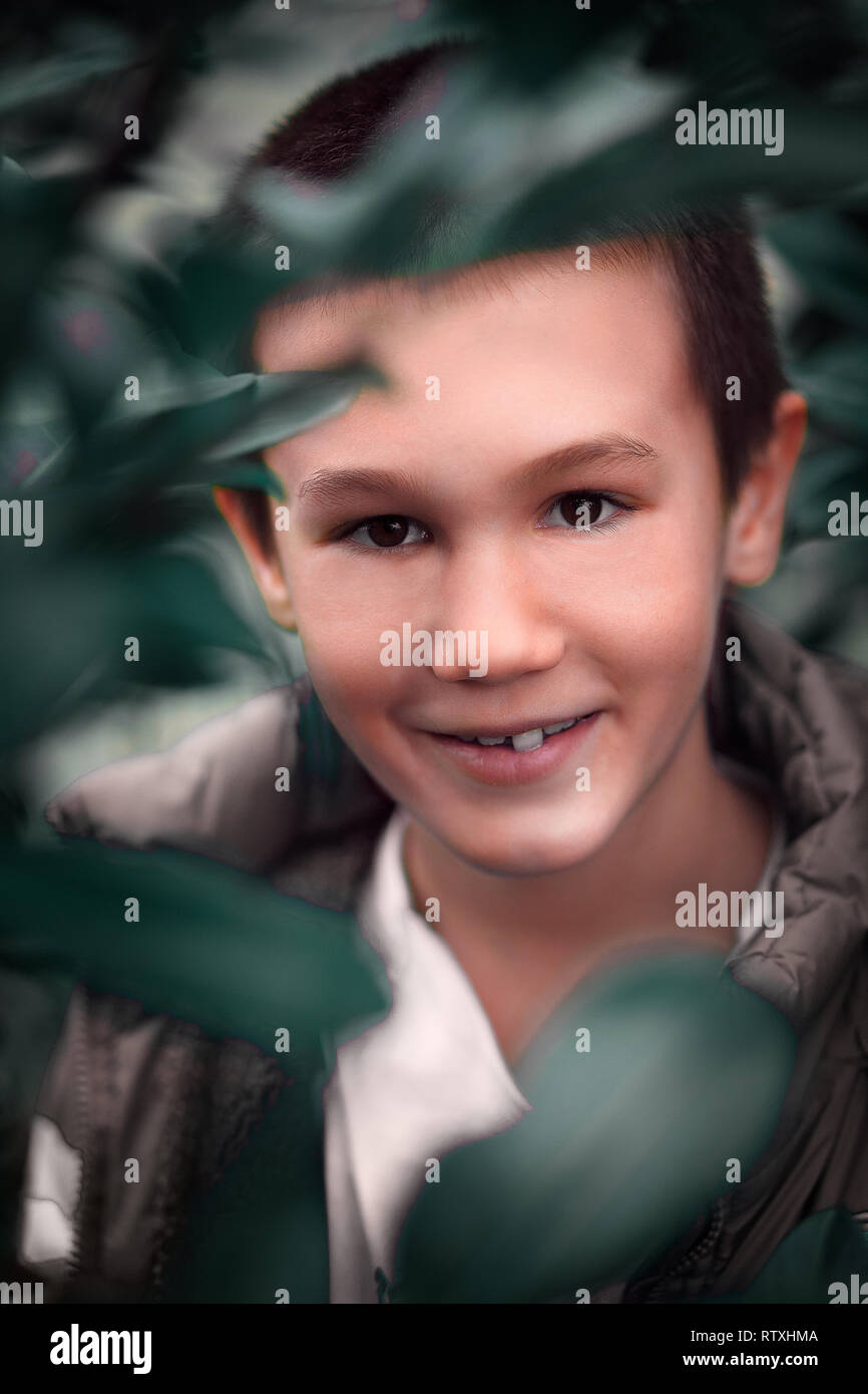Ritratto di un ragazzo in una boccola Foto Stock