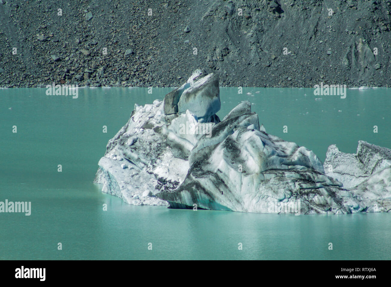 Gigantesco iceberg galleggianti sul ghiacciaio Tasman Lago Aoraki nel Parco nazionale di Mount Cook, isola del Sud della Nuova Zelanda Foto Stock