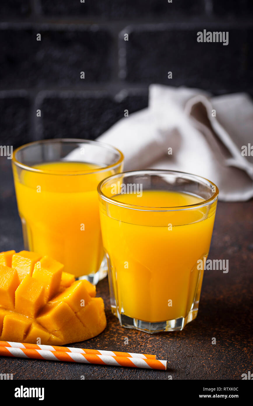 Freschi di succo di mango su sfondo scuro Foto Stock