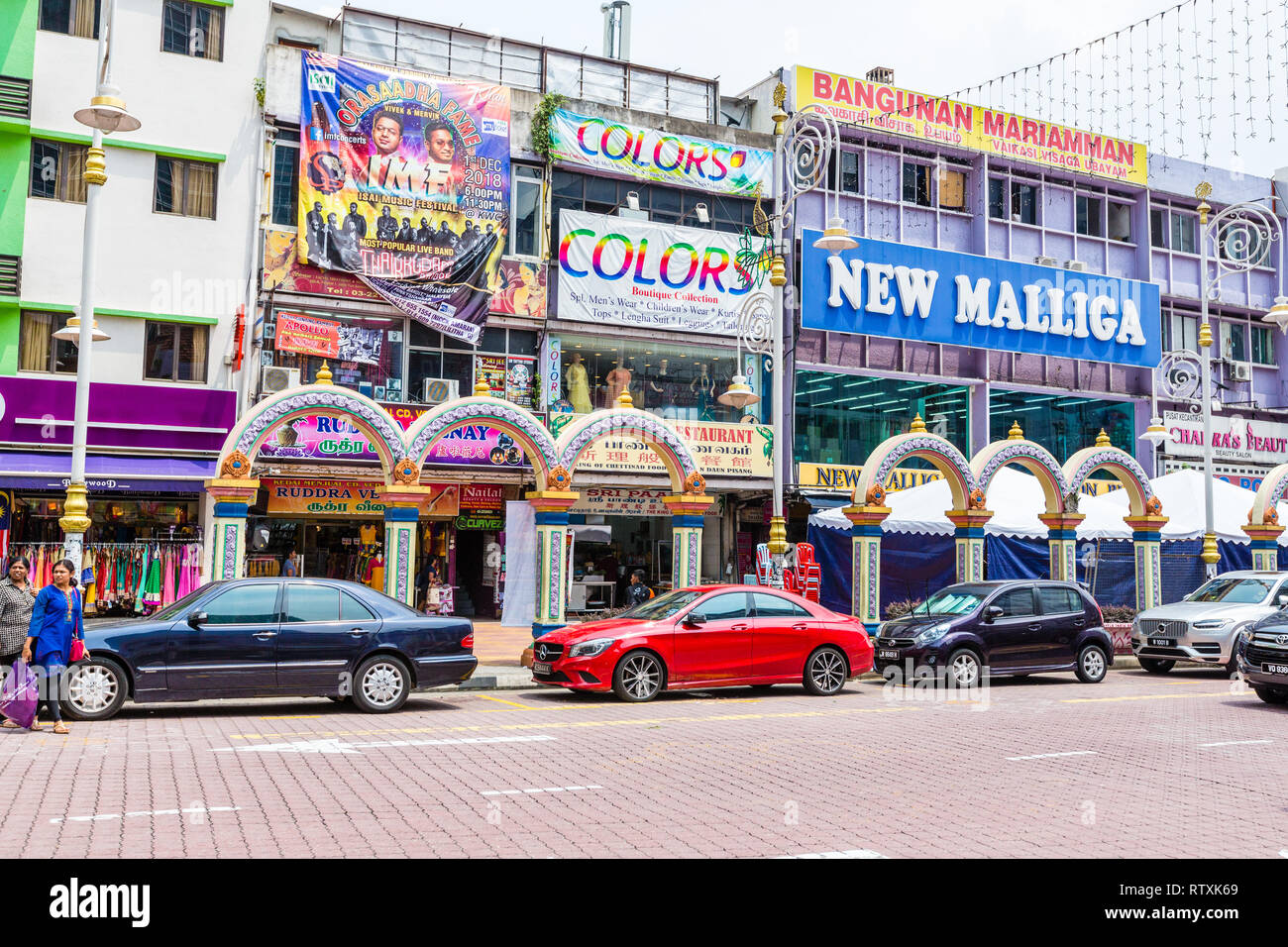 Scena di strada lungo Jalan Tun Sambanthan, Little India, Brickfields, Kuala Lumpur, Malesia. Foto Stock