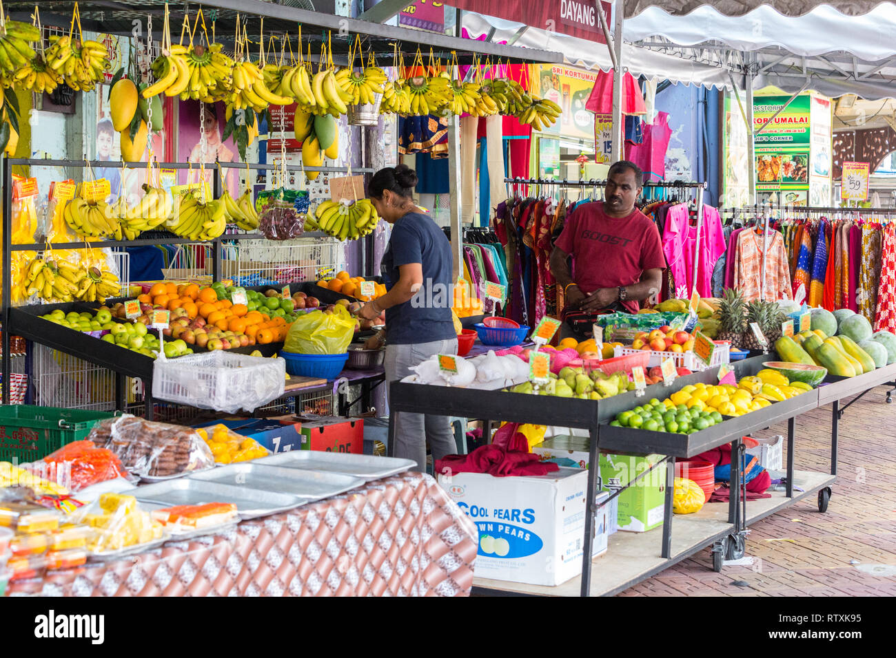 Marciapiede Fornitore di frutta, Little India, Brickfields, Kuala Lumpur, Malesia. Foto Stock