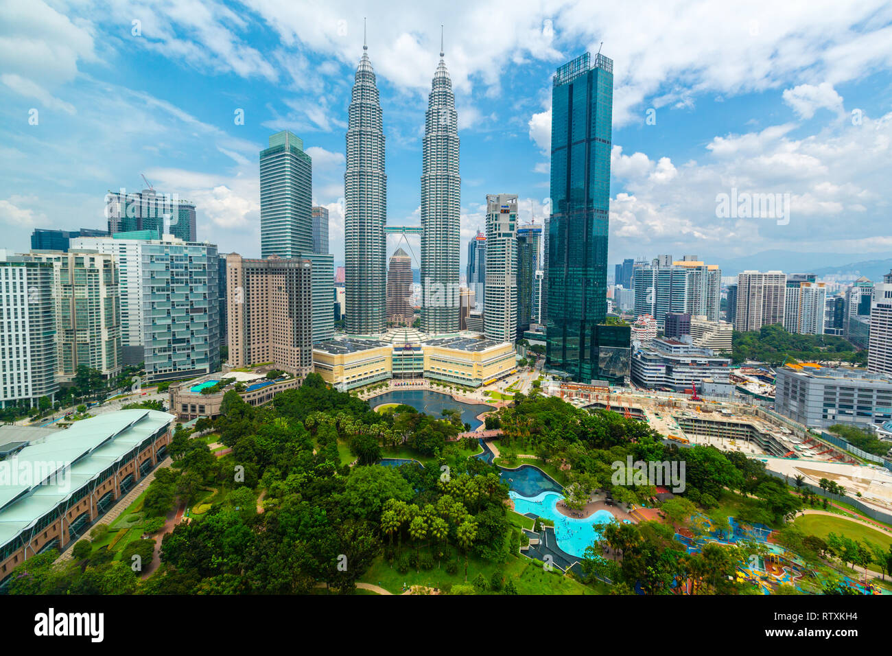 Petronas Towers da Traders Hotel, KLCC Park in primo piano, Kuala Lumpur, Malesia. Foto Stock